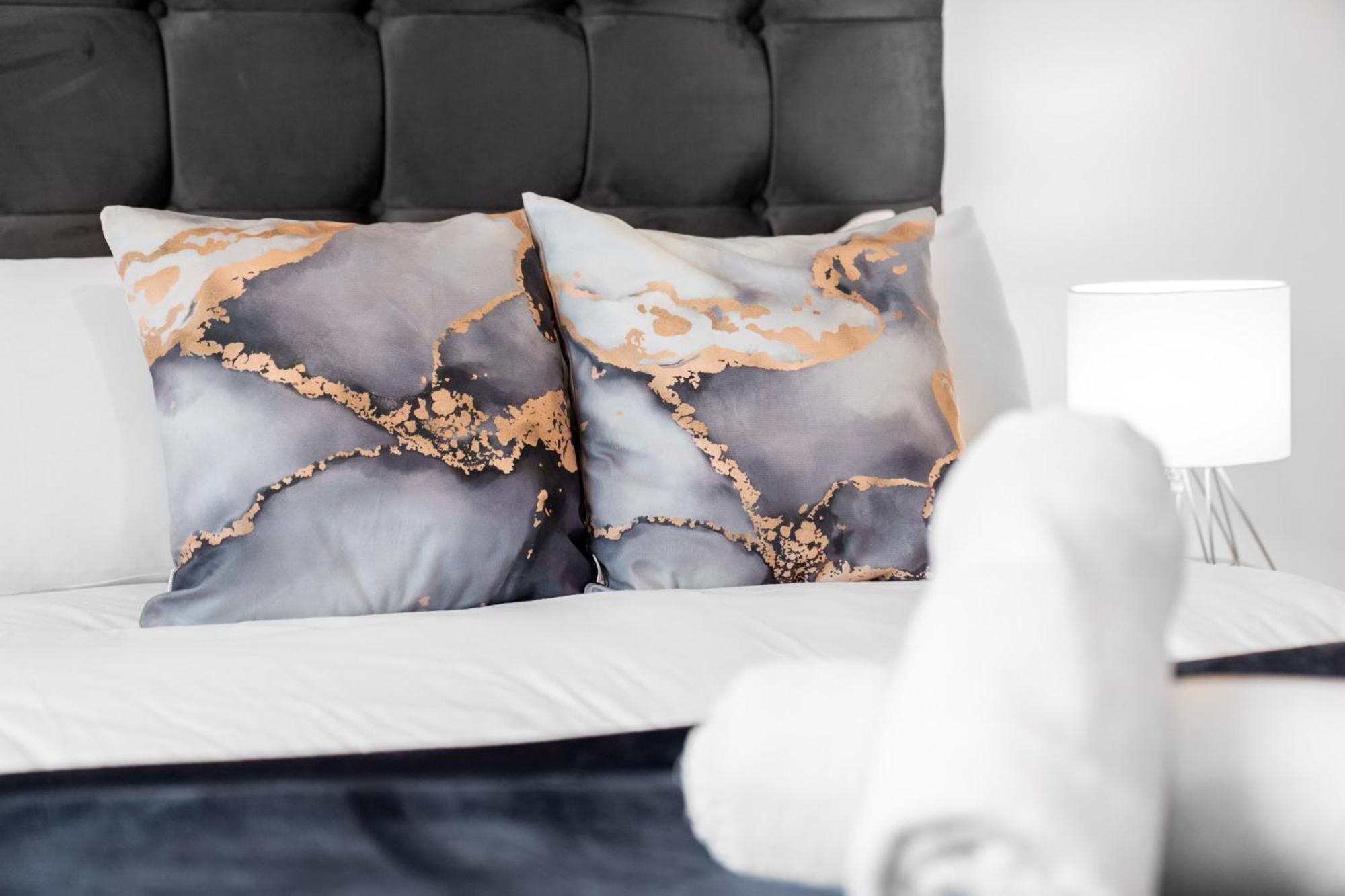 Stylish 2 Bedroom Apartment - Balcony - Secure Parking - Top Rated - 5Mc Birmingham Kültér fotó