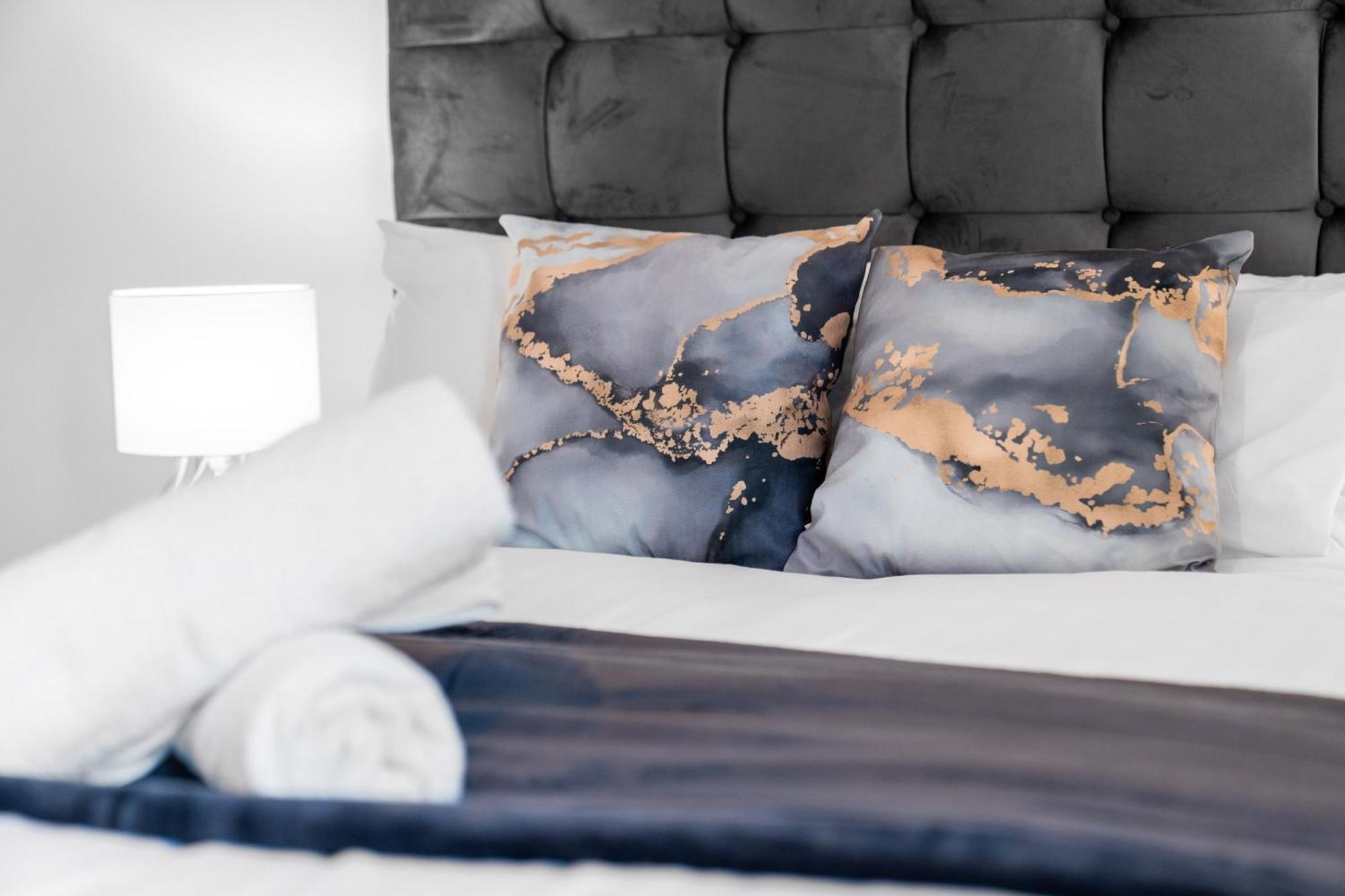 Stylish 2 Bedroom Apartment - Balcony - Secure Parking - Top Rated - 5Mc Birmingham Kültér fotó